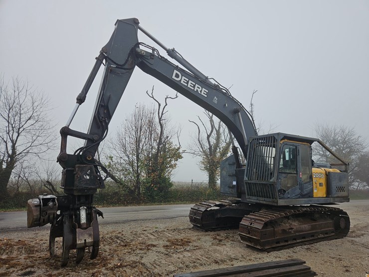 2010-deere-200d-lc-image-2