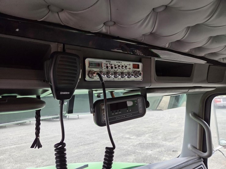 2015-kenworth-t800-image-16