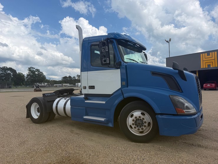 2016-volvo-vnl42t300-image-2