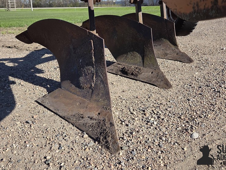 allis-chalmers-3-bottom-plow-image-13