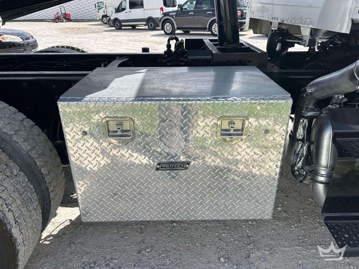 2015-freightliner-m2-106-image-20