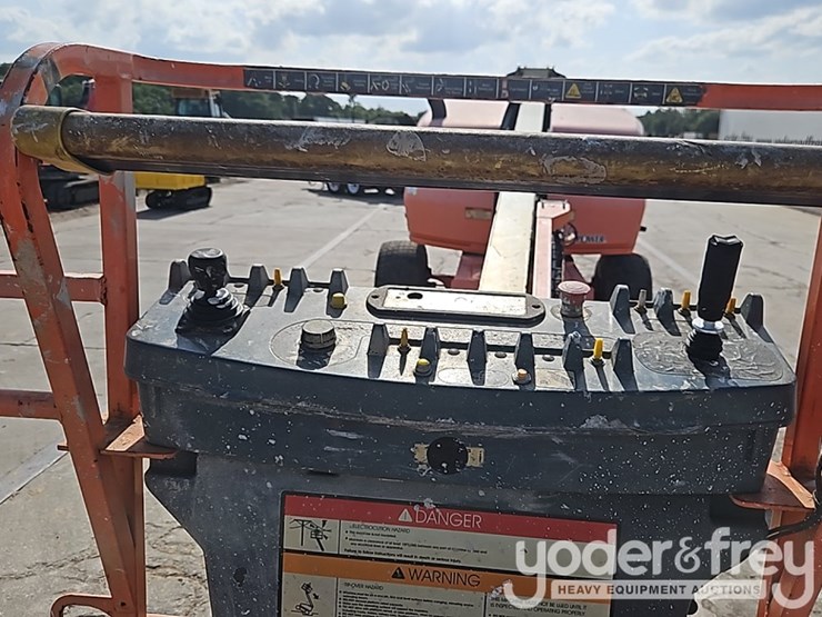 2018-jlg-400s-image-13