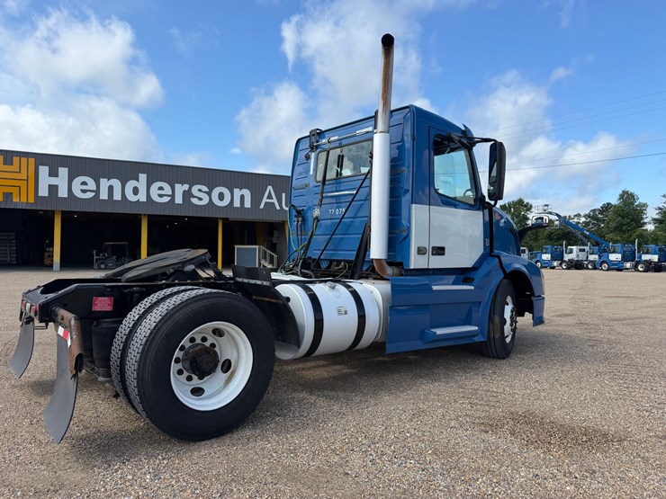 2015-volvo-vnl42t300-image-4