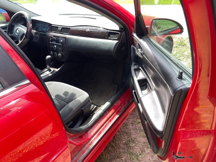 #2101-•-2013-chevy-impala-(has-wi-title)-image-23