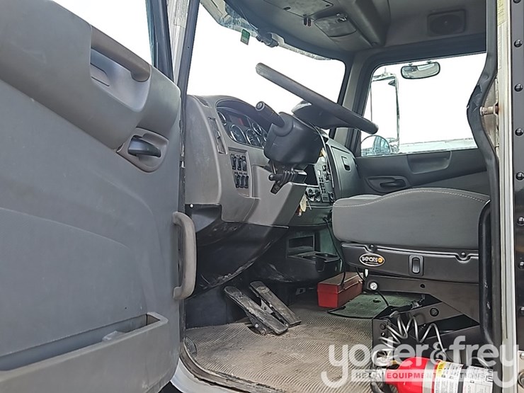 2014-peterbilt-337-image-27