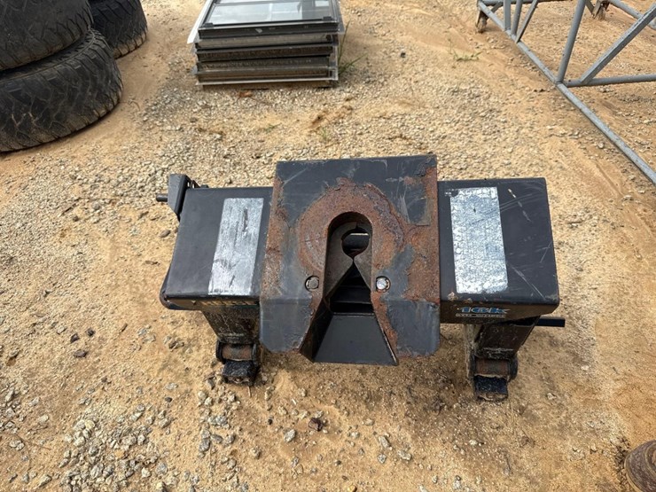 2256---truck-bed-5th-wheel-hitch-image-4