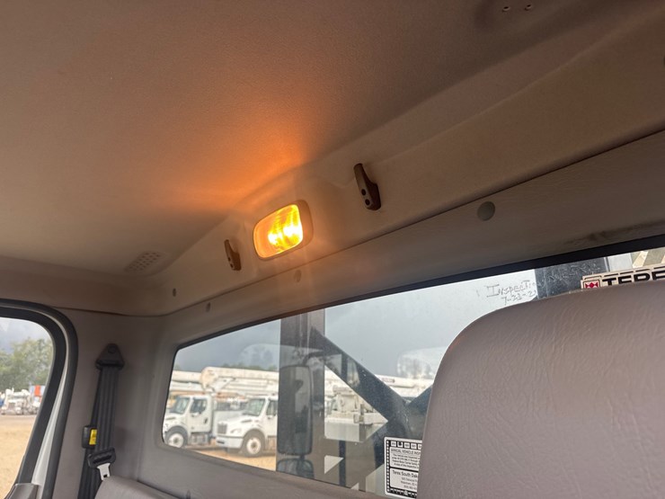 2020-freightliner-m2-106-image-58
