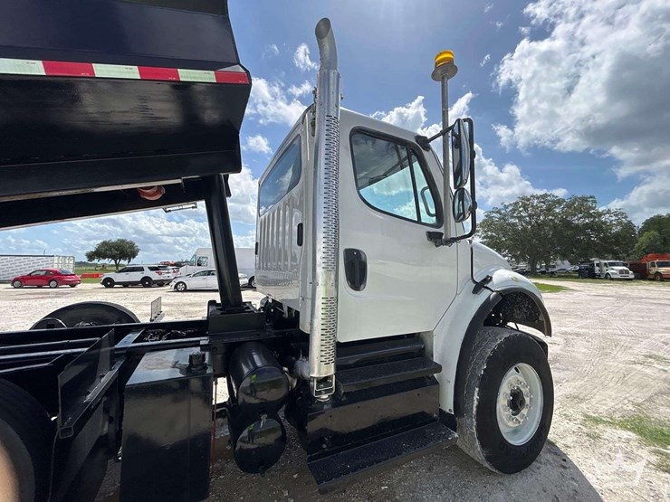 2013-freightliner-m2-106-image-36