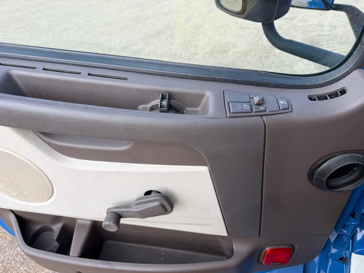 2015-volvo-vnl42t300-image-13