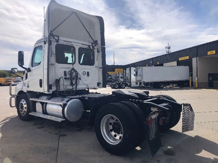 2020-freightliner-cascadia-116-image-2