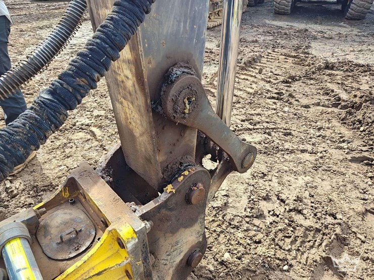 2020-deere-135g-image-36