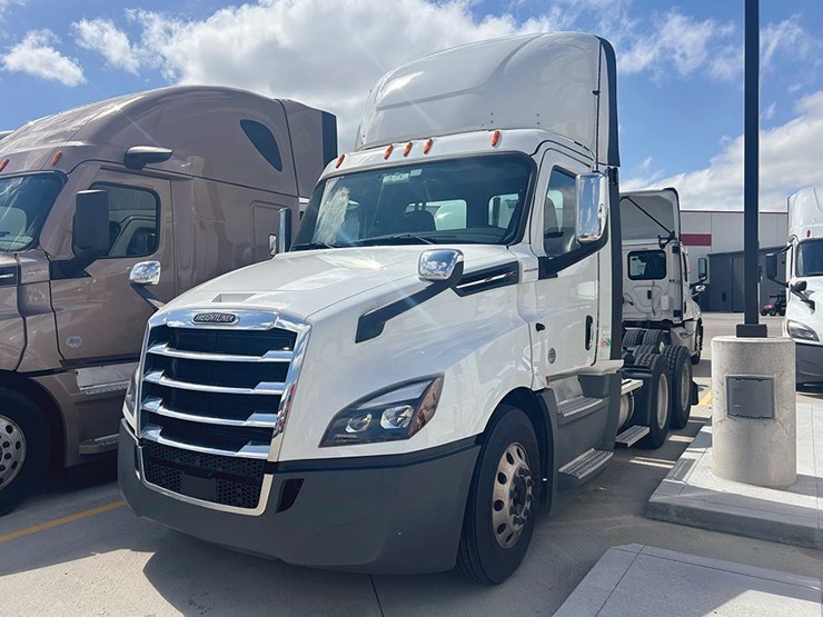2020-freightliner-cascadia-126-image-1