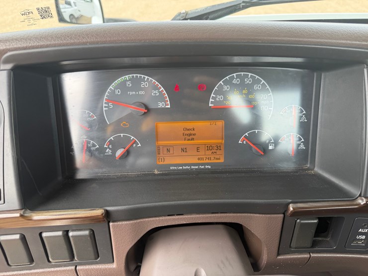 2015-volvo-vnm64t200-image-11