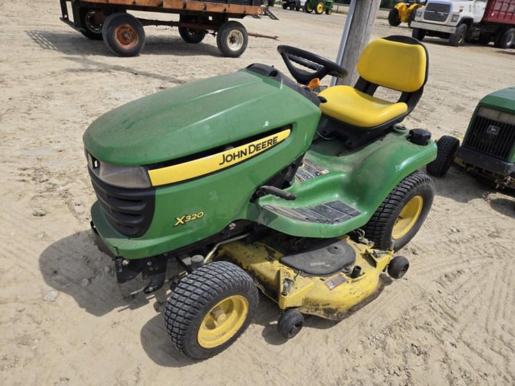 john-deere-x320-image-4