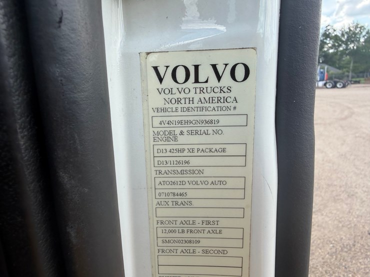 2016-volvo-vnl42t300-image-11