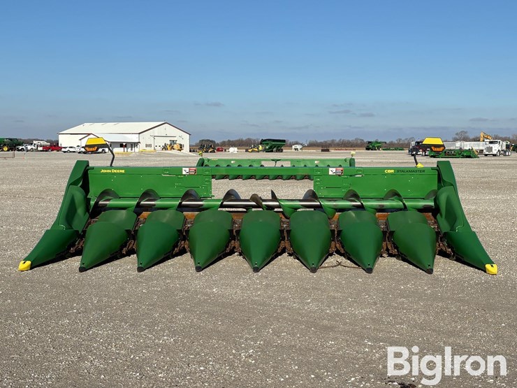 2021-john-deere-c8r-image-2