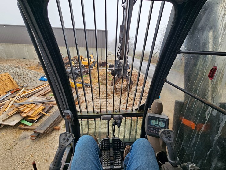 2010-deere-200d-lc-image-49