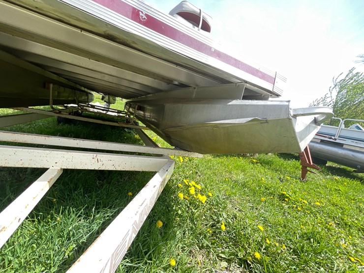 #2103-•-1990-kennedy-24'-supreme-pontoon-and-trailer-(has-wi-title)-image-10