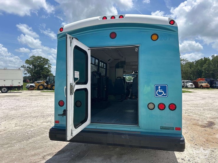 2017-ford-e450-image-26