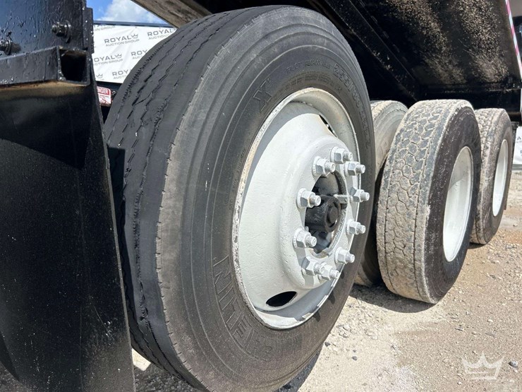 2013-freightliner-m2-106-image-38