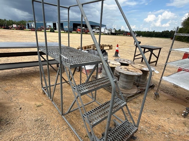 2240---metal-4-step-rolling-ladder-image-4