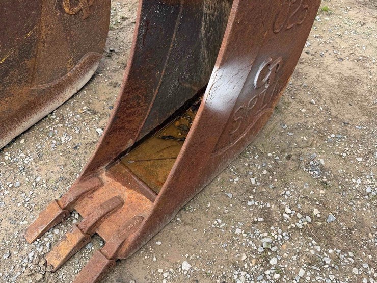 12”-cp-toothed-bucket-image-1