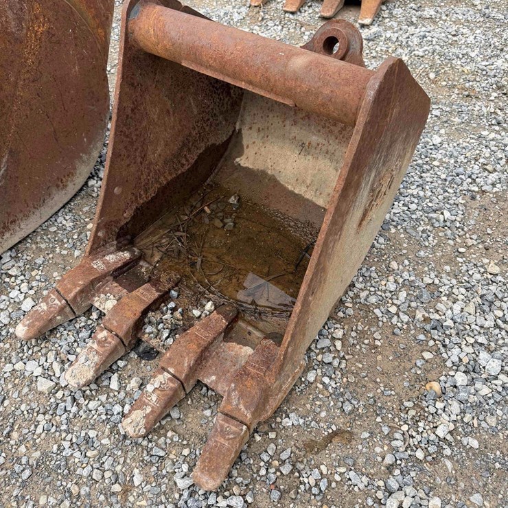 16” Lag Toothed Bucket