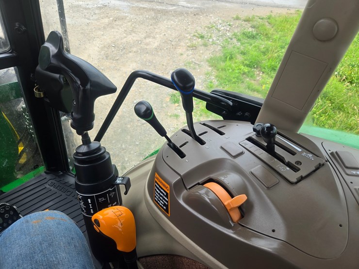 john-deere-6105d-image-40