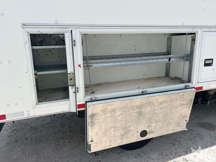2020-isuzu-nrr-image-22
