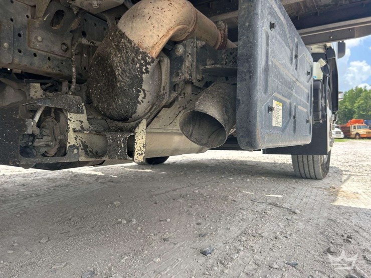 2020-isuzu-nrr-image-23