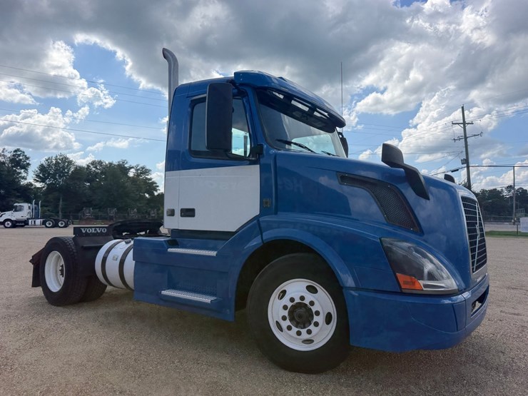 2016-volvo-vnl42t300-image-2