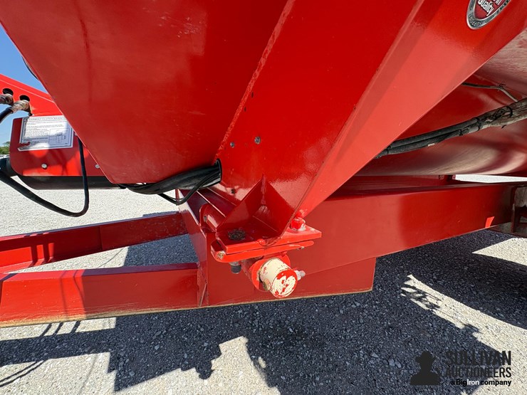 kuhn-knight-reel-auggie-ra130-feeder-wagon-image-18