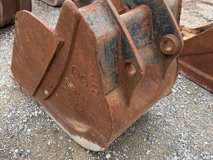 24”-cat-bucket-w/-cutting-edge-image-3