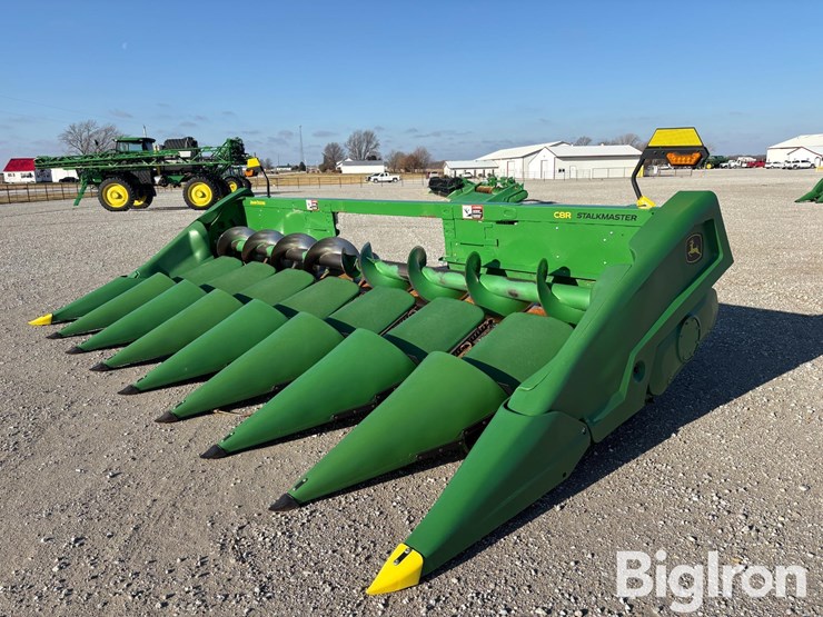 2021-john-deere-c8r-image-1
