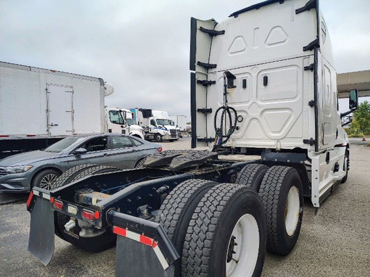 2022-freightliner-cascadia-126-image-2