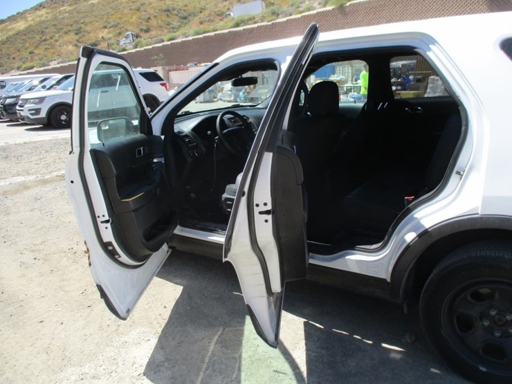 2017-ford-explorer-image-12