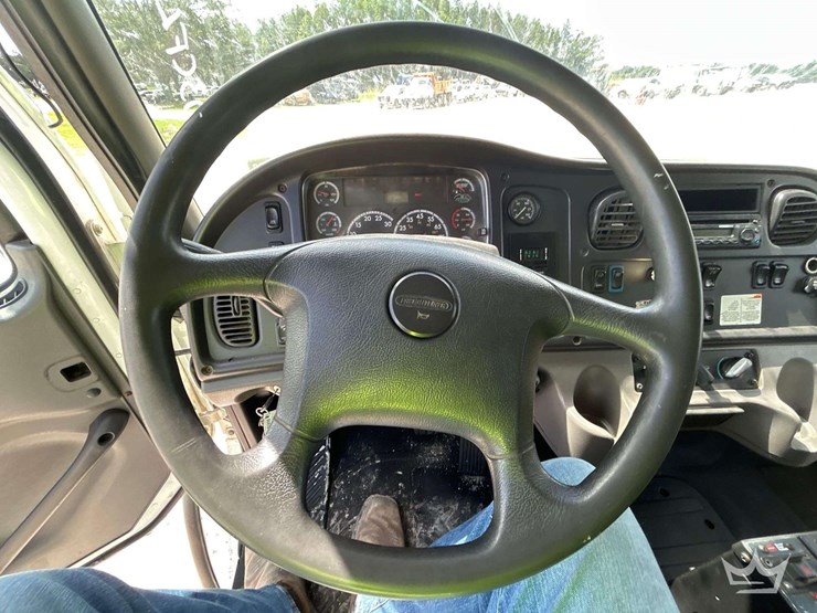 2013-freightliner-m2-106-image-14