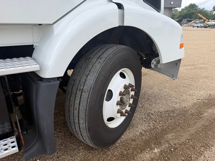 2015-volvo-vnm64t200-image-6