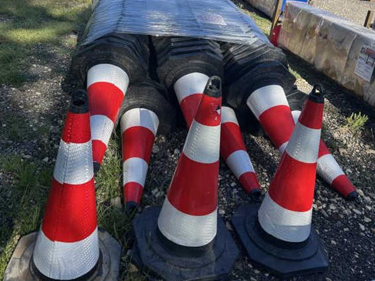 #30-•-(250)-safety-traffic-cones-image-1
