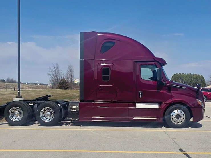 2022-freightliner-cascadia-126-image-2