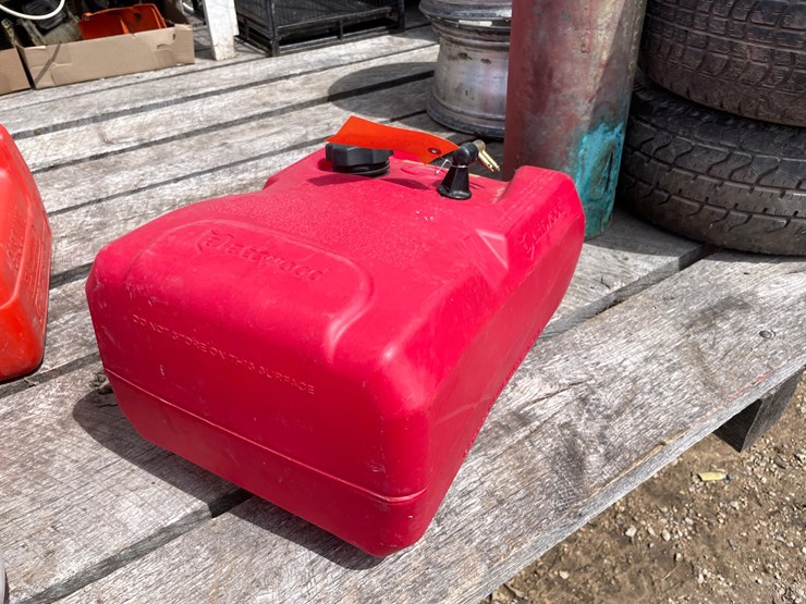 #2152-•-attwood-boat-gas-can-image-4