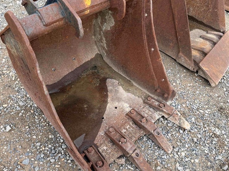 24”-cat-toothed-bucket-image-2