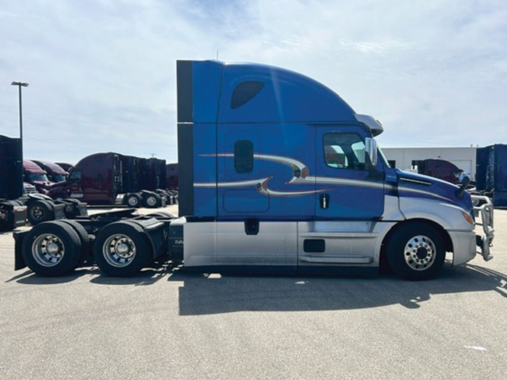 2021-freightliner-cascadia-126-image-2