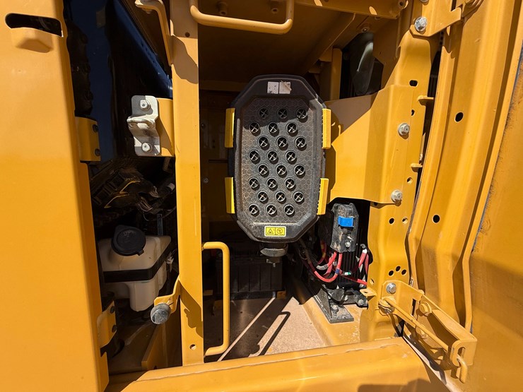 2023-caterpillar-330-image-33