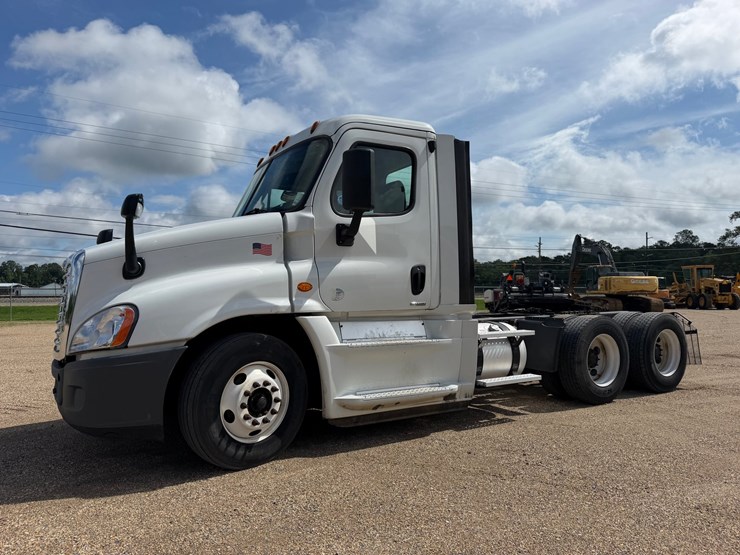 #16229-•-2017-freightliner-cascadia-px12506457-image-1