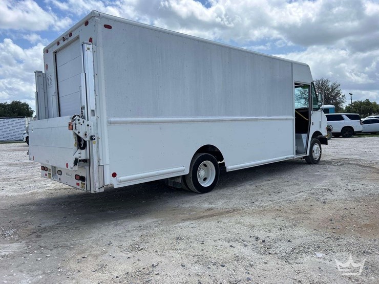 2010-workhorse-w62-image-3