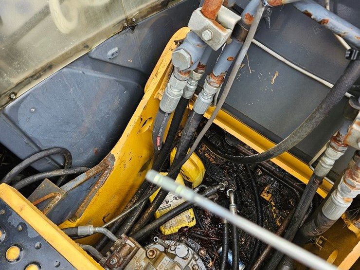 2010-deere-200d-lc-image-30