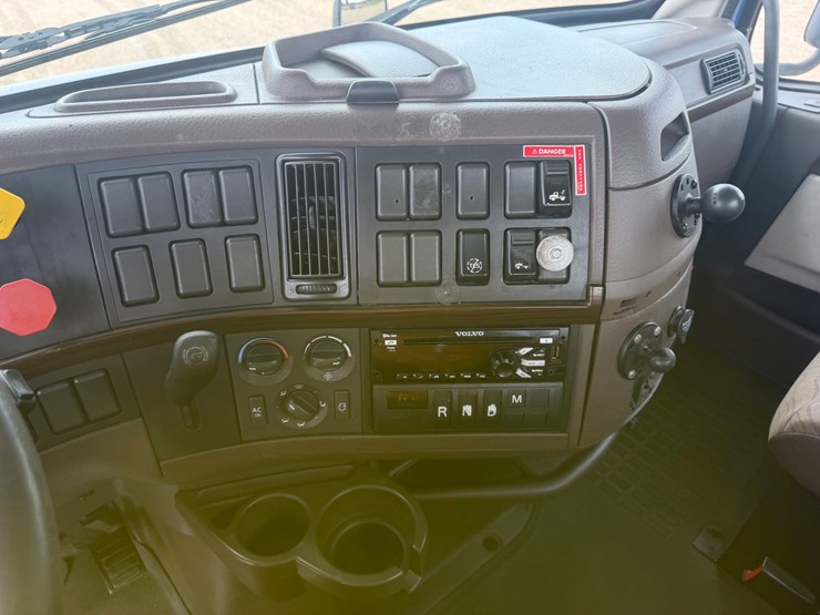 2016-volvo-vnl42t300-image-14
