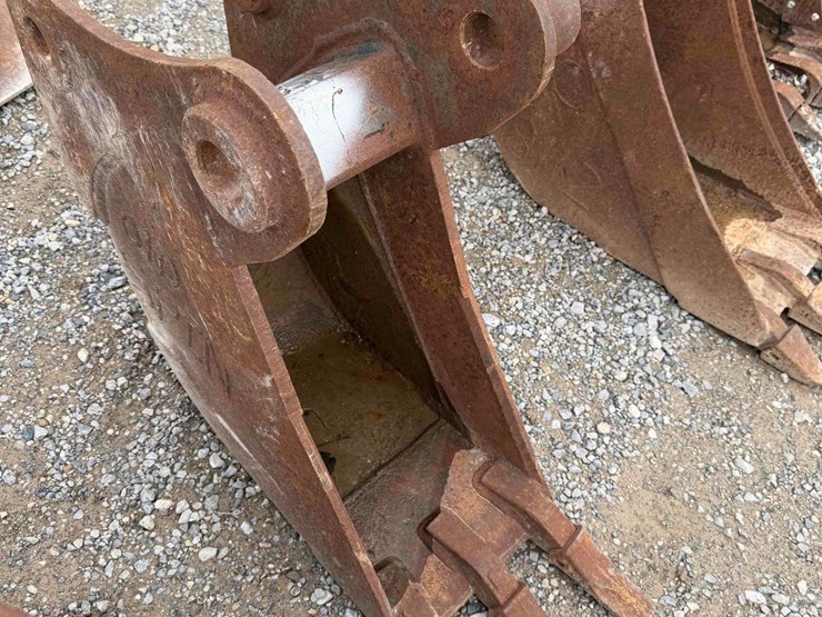 10”-toothed-bucket-image-2