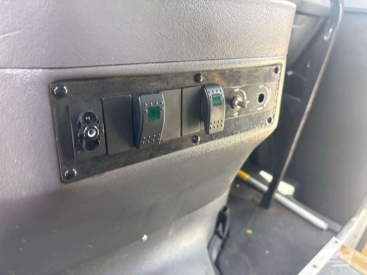 2011-ford-cargo-image-18